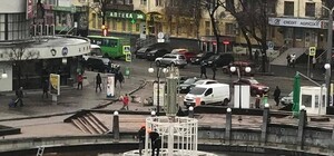 Мини-поезд, ледяной фонтан, елка: на Привокзальной площади обустраивают новогодний городок