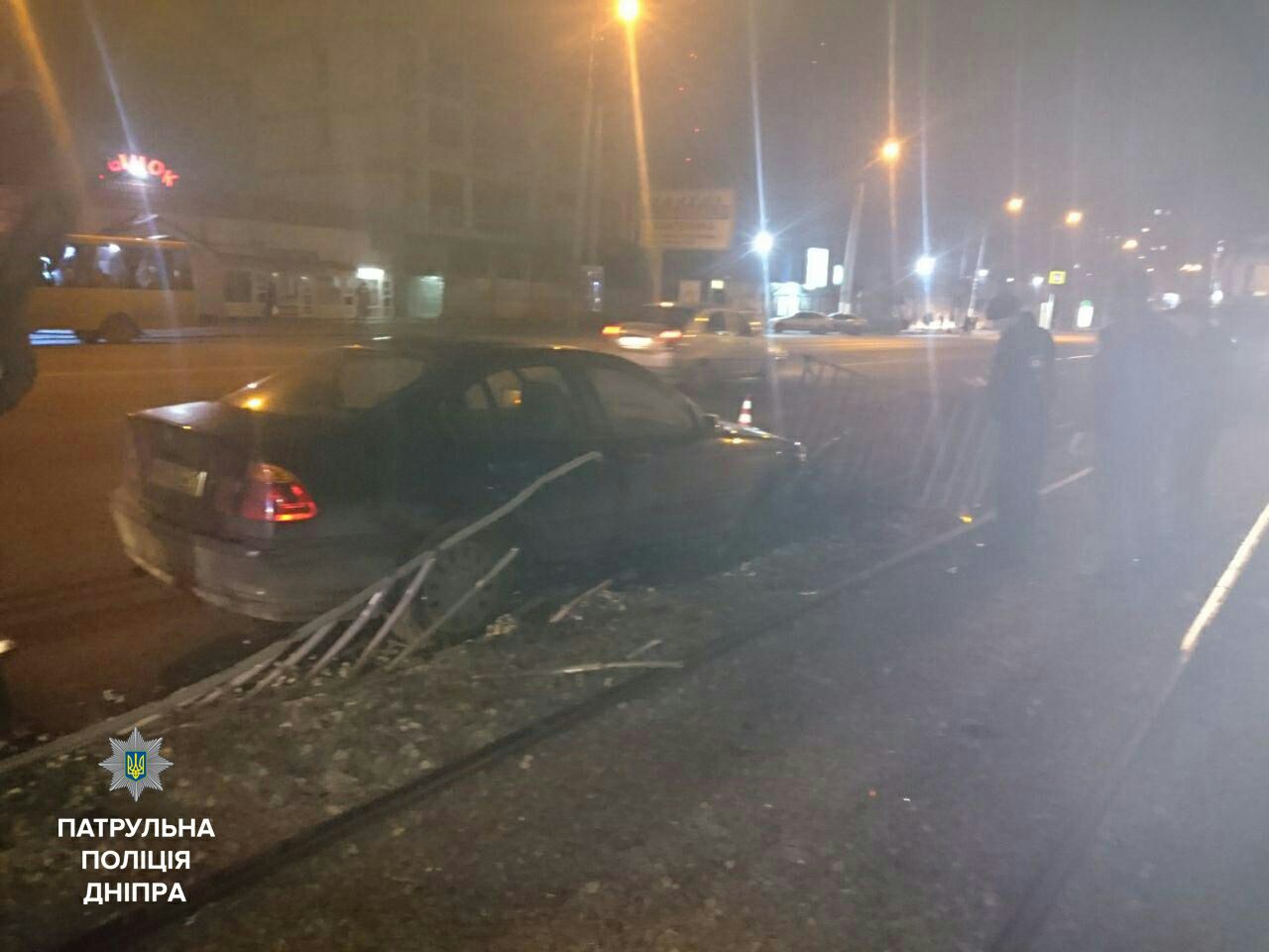 Новость - События - Авария на Гагарина: BMW влетел в пешеходное ограждение
