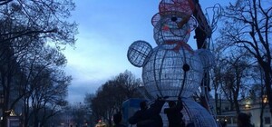 Новые огни: на Дерибасовской появились гигантские снеговики