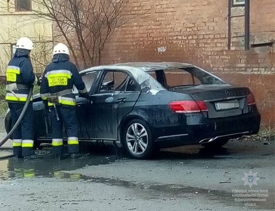 Новость - События - Пожар под зданием суда: в Днепре горел автомобиль Mercedes