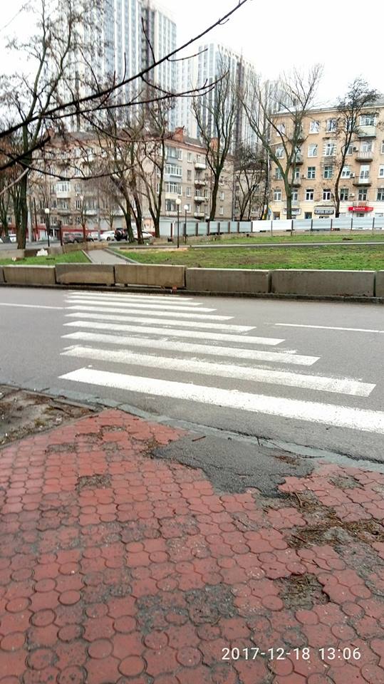 Новость - События - Необычное решение: в Днепре пешеходный переход упирается в бетонные блоки