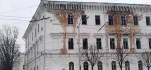 Фотофакт: осторожно, в Полтаве из Кадетского корпуса падает кирпич