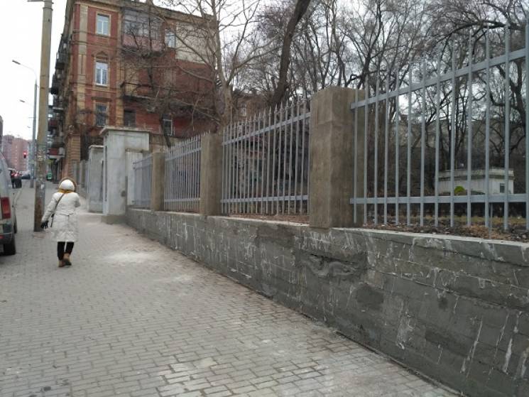 Новость - События - Удивительно: поваленный забор возле парка Глобы восстановили