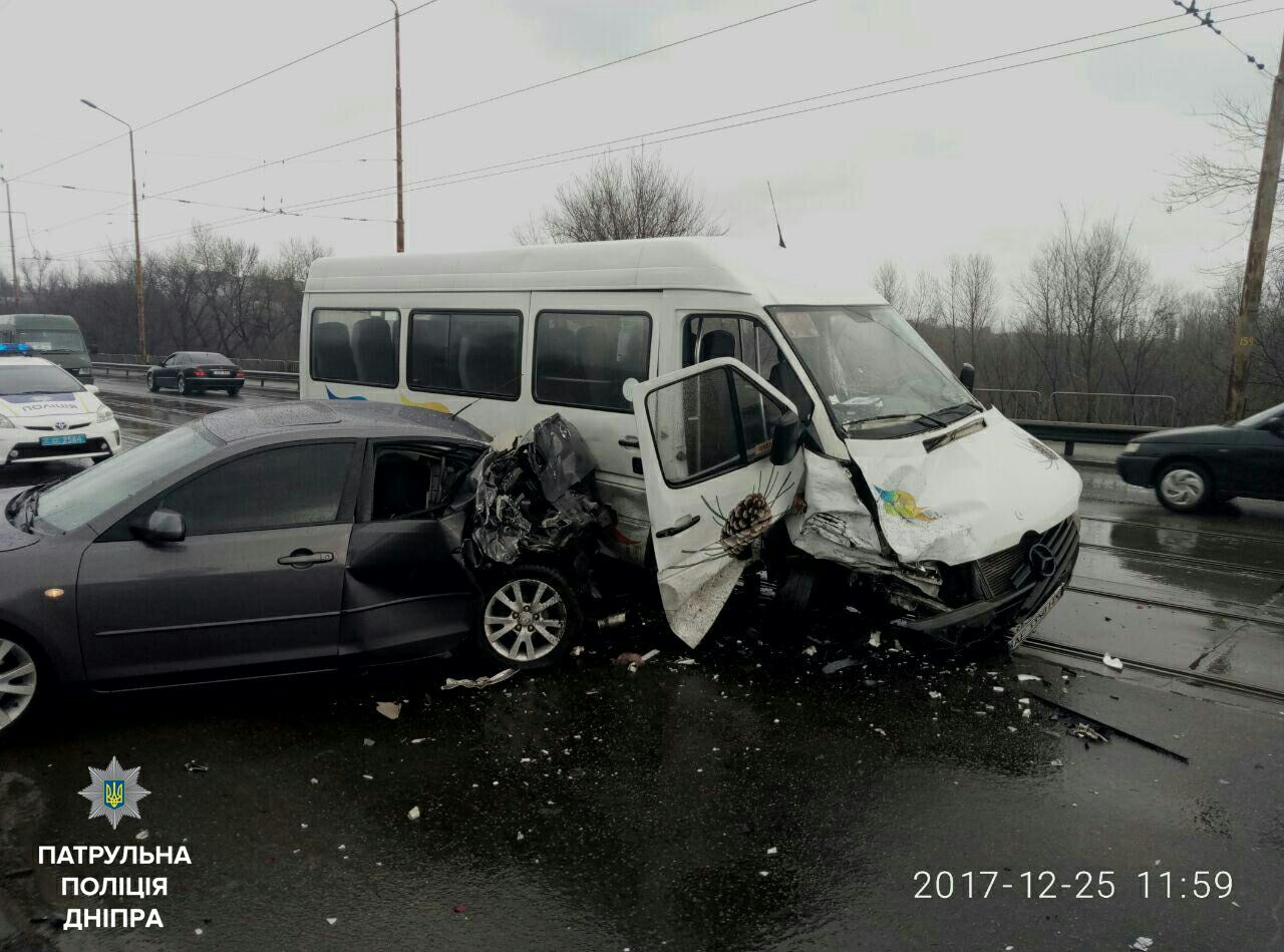 Новость - События - Серьезная авария с маршруткой на Амурском мосту: пострадавших пассажиров забрала скорая