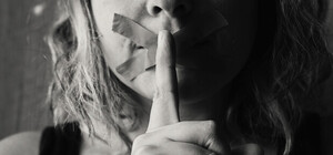 Тихий час: воспитательница детсада в Киеве заклеивала детям рты