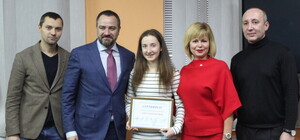 Андрей Павелко вручил фигуристке Анне Хныченковой сертификат на покупку снаряжения для Олимпиады-2018 (ФОТО)