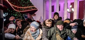 Стыдно: в Одессе устроили давку из-за кусочка бесплатного торта