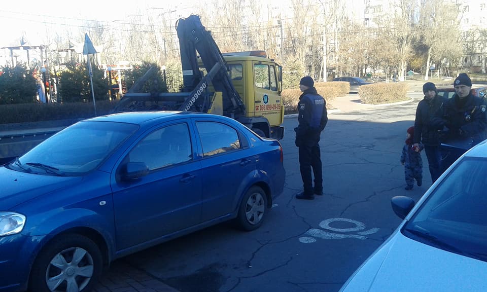 Новость - События - Герои парковки: на Покровском эвакуировали все машины с мест для инвалидов