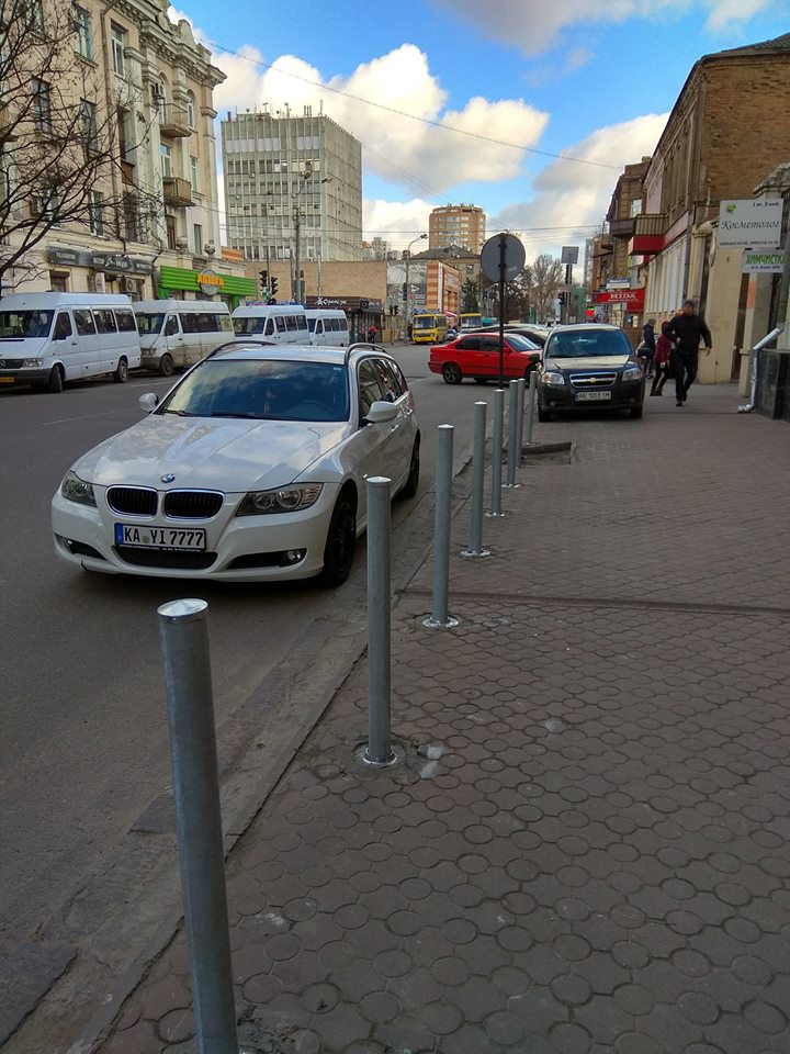 Новость - События - Днепр против автохамов: парковаться на тротуарах в центре мешают цветочные вазоны и столбы