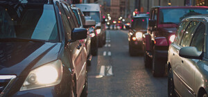 Возле Петровки троллейбус частично перекрыл движение