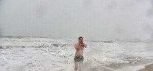 Метель не помеха: смотри, как одессит купался в ледяном море