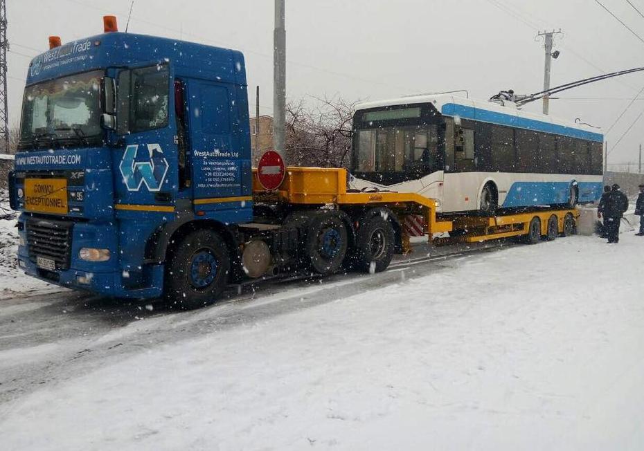 Новость - Транспорт и инфраструктура - "Валит снег, а они идут": Филатов рассказал про новые троллейбусы