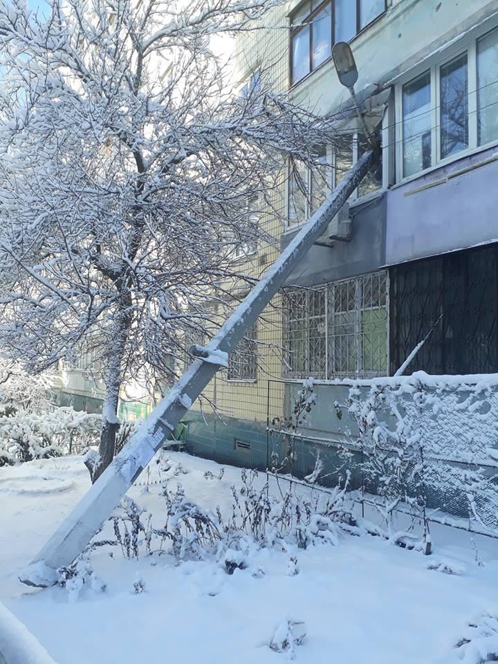 Новость - События - Заглянул на огонек: на улице Кожемяки фонарь упал на балкон