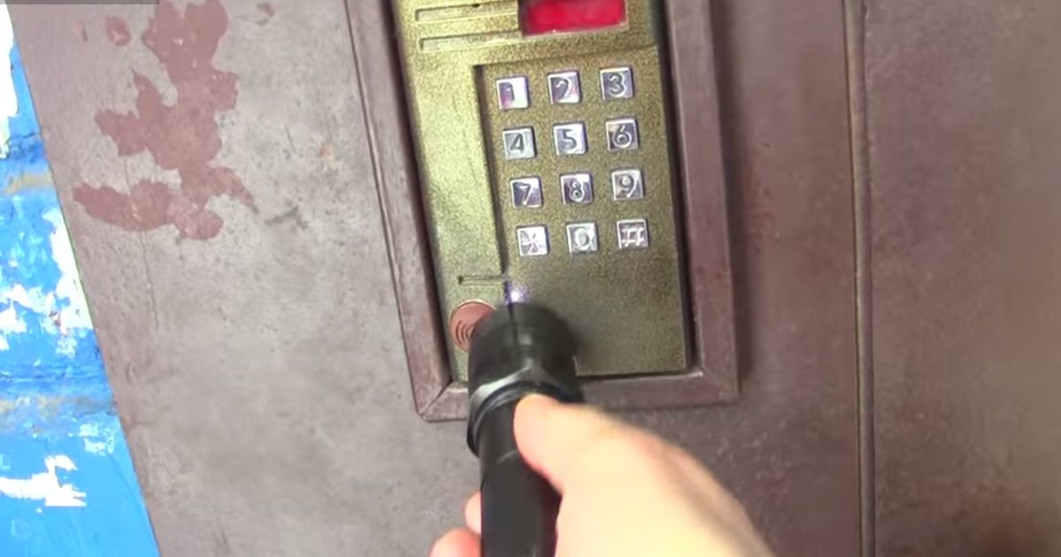 Скриншот из видео "Електрошокер против домофона"