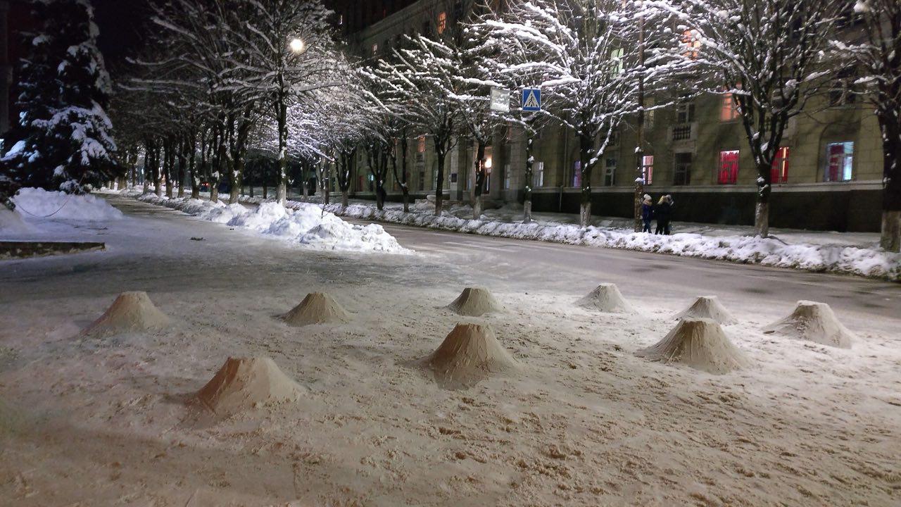Новость - События - Фото дня: на улицах Днепра появились снежные фудзиямы