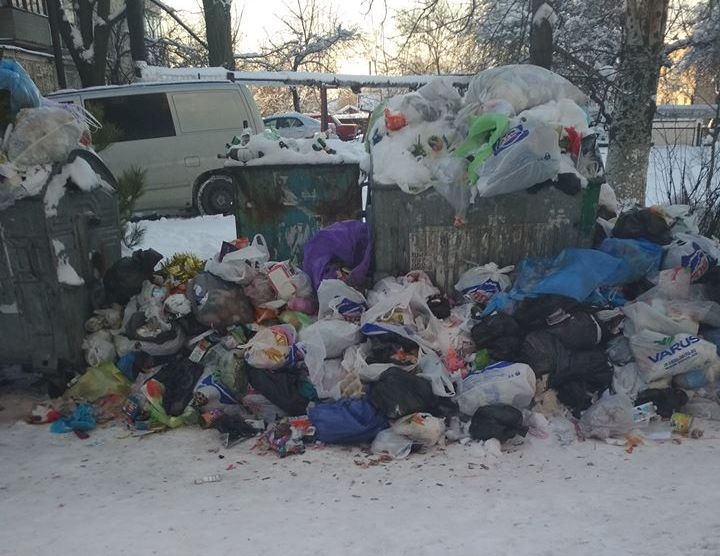 Новость - События - Горы мусора: на Слобожанском проспекте уже неделю не вывозят отходы