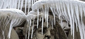 Стережися: через падіння бурульки у Львові госпіталізували бабусю