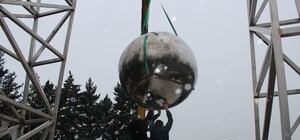 Кипит работа: на проспекте Соборном продолжают установку памятника Героям Чернобыля