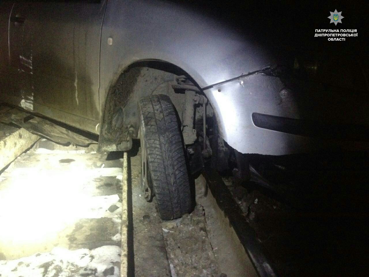 Новость - События - Голову вскружило: на Самарском спуске машина слетела с трассы на рельсы