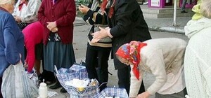 На площади Шевченко засекли уличную торговку-мошенницу. Ее молоко - совсем не молоко