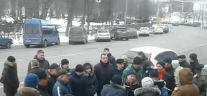 Пришли к мэру: полтавчане протестовали против ликвидации автостоянки на Леваде