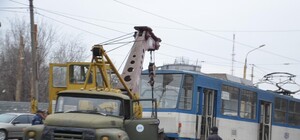 Возле Запорожского цирка трамвай сошел с рельсов: движение временно приостановлено