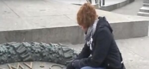 Девушке, которая жарила яичницу на Вечном огне в Киеве, выплатят 4 тысячи евро компенсации