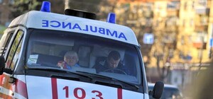 Бережи голову: у Львові на чоловіка впала бурулька