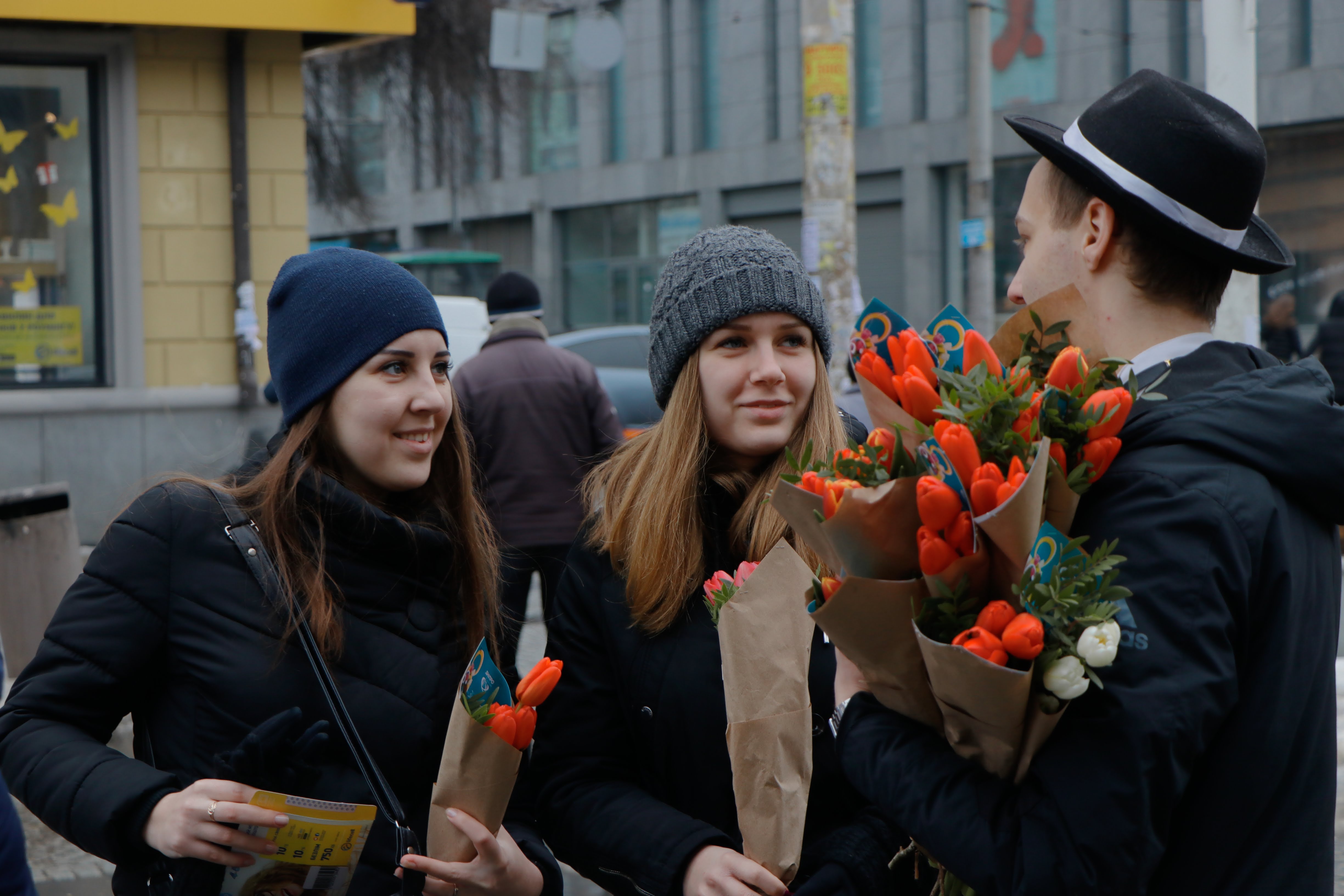 Новость - События - Весенний сюрприз от мэра: 8 Марта в Днепре всем женщинам дарили цветы