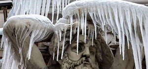 Потепліло-полетіло: у Львові бурулька травмувала чоловіка