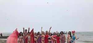 Смотри: как одесситки купались в мартовском море