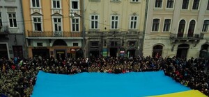 Дивись, як це було: кількатисячний натовп львів’ян виконав гімн Украни