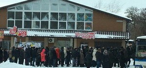 Огромные очереди на остановках: днепряне не могут добраться на работу