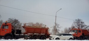 ДТП при въезде на Южный мост: крутую тачку зажала спецтехника