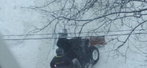 На квадроциклах и с лопатами: днепряне сами расчищают дороги