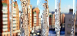 Смотри, где идешь: днепрянам угрожают сосульки