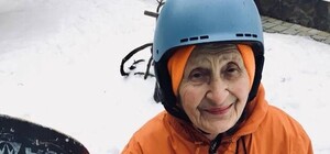 Складала на похорон: львівська пенсіонерка пожертвувала тисячу доларів на ресторан