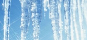 На одесситку рухнула ледяная глыба: у нее черепно-мозговая травма