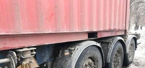 Прощай, асфальт: на Левом берегу фура застряла в яме