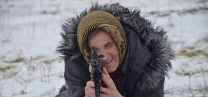 Сходила за хлебушком: возле ТРЦ Материк гуляла бабушка с автоматом