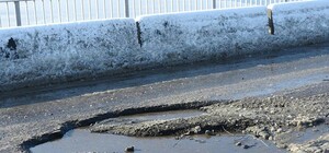 Береги колеса: весь Самарский мост усеян ямами