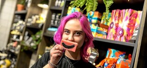 Футбольный арбитр, художник, актер, дизайнер: кто обслуживает нас в торговых центрах