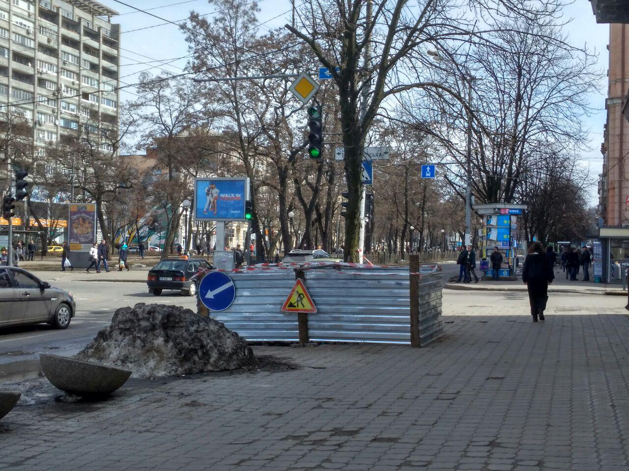 В Днепре оградили часть тротуара из-за строительства метро. Фото: Екатерина Шевцова.