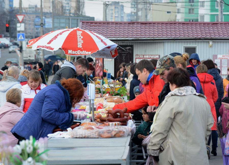 Детская площадка на Тополе-2 превращается в рынок. Фото: pochatok.od.ua.