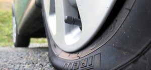 Осторожно: в центре Днепра авто пробивают колеса об трамвайные рельсы