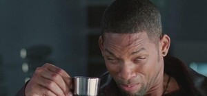 Неприятный сюрприз: в кофе из торгового центра запорожанка нашла таракана (ВИДЕО)