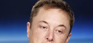 Подарили: работница ЖЭКа задекларировала суперкар Tesla и четверть миллиона гривен