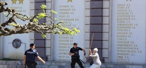 Бабушки с палками у Оперного, собаки и хаос: cтранный митинг на 1 мая в Одессе