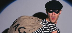 Плакал над добычей: в Харькове вор-неудачник украл сейф с 410 гривнами