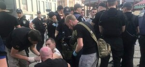 Драка фанатов с полицией: избитая девушка и раненный патрульный